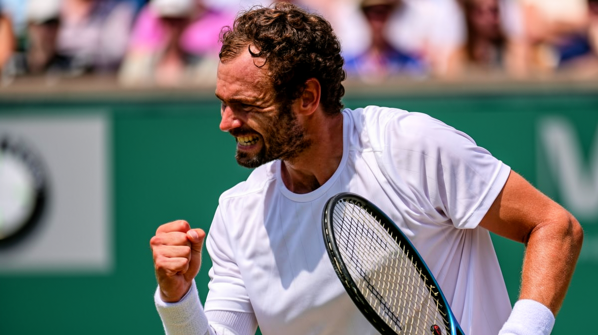 欧宝体育官网 - 温网2026：资格赛黑马 Safiullin 与 Mochizuki 逆袭 八强战将挑战 Djokovic 与 Sinner - 欧宝体育平台